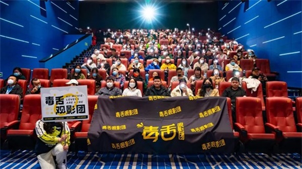 天刀手游暖春假日版本现已开启！登录即可收藏《陆小凤传奇》联动贺笺，多重福利活动点我速看！